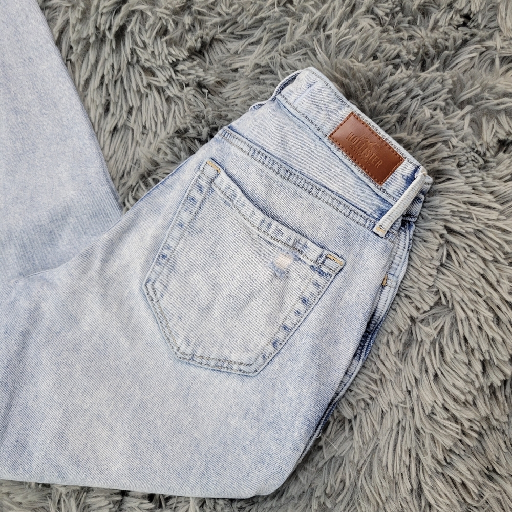 Lightwash Hollister Curvy High-Rise Mom Jean - Picture 4 of 7